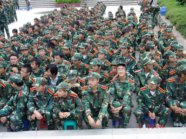 新生:还是坐下来排整齐了等