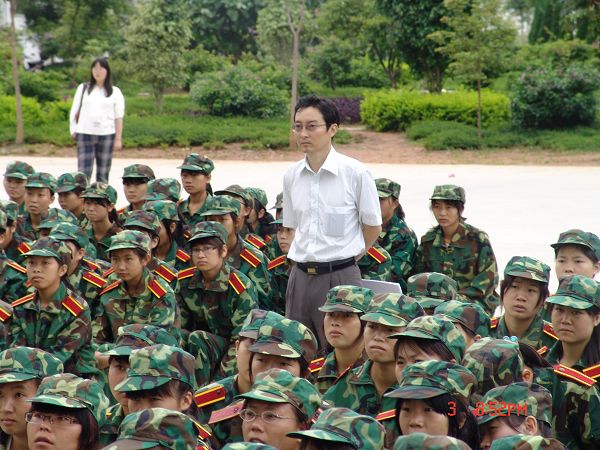 协调各方的学生处处长刘庚碧